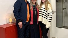 Mit Ehefrau Katja und Tochter Leona steht Ralf G. Poppe vor dem Foto