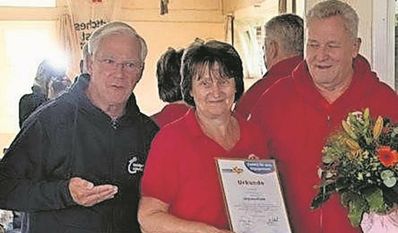 Jürgen Linke vom KSB überreicht der Übungsleiterin Iris Flömer die Urkunde und das Überraschungspaket.