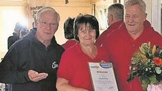 Jürgen Linke vom KSB überreicht der Übungsleiterin Iris Flömer die Urkunde und das Überraschungspaket.