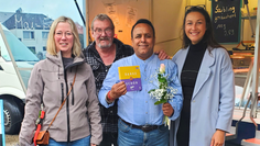 Wolfgang Schurr (Fischfeinkost, seit 2017 dabei, 2.v.l.) und Harjet Peters (20 Jahre mit Bekleidung vor Ort, 2.v.r.) gemeinsam mit Gemeinderätin Claudia Lühmann (li.) und Gemeindemitarbeiterin Justine Brandt aus dem Ordnungsamt (re.).