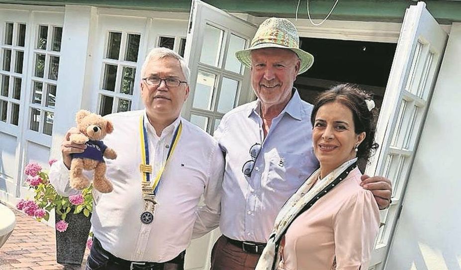 Präsident Matthias Ottmers (links) und die Ex-Präsidentin Firoozeh Milbradt (rechts) freuen sich über den Besuch des Governors (Mitte)