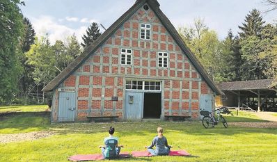 Beim Yoga auf dem historischen Gelände des Moorhofs können sich die Gäste entspannen.