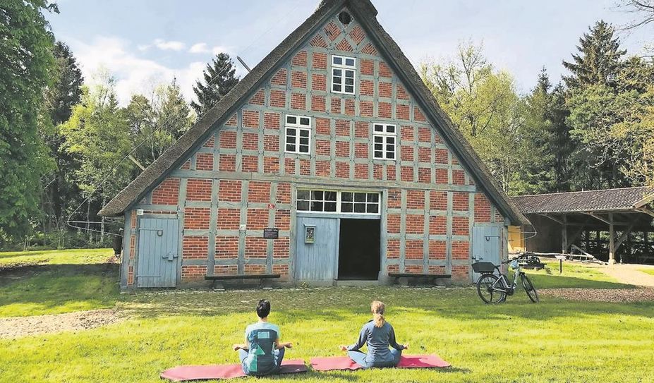 Beim Yoga auf dem historischen Gelände des Moorhofs können sich die Gäste entspannen.