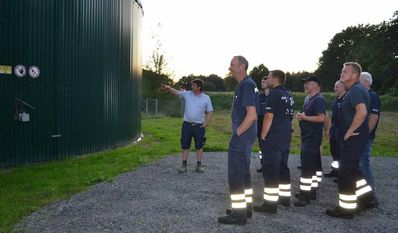 Herwart von der Decken erklärt den Brandschützern die wichtigsten Aspekte für einen Notfall bei der Biogasanlage.