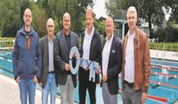 Schlüsselübergabe mit (v.l.) Mirco Ahrens (Umsetzung kommunaler Hochbaumaßnahmen BRV), Frank Quell (Baudezernent), Sascha Doege (Geschäftsführer N&amp;E), Dipl.-Ing. Norbert Storm (Hochbau Thalen Consult GmbH), Bürgermeister Michael Hannebacher und Thomas Popp (Fachbereichsleiter).