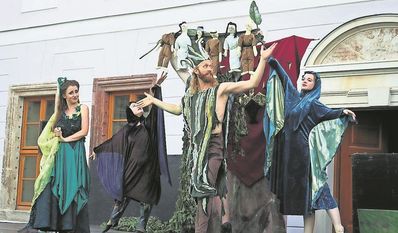 Die Darsteller:innen bringe ihre eigene Musik und Choreographien mit ein.