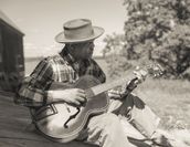 Foto des Musikers Eric Bibb mit Gitarre