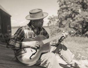 Foto des Musikers Eric Bibb mit Gitarre