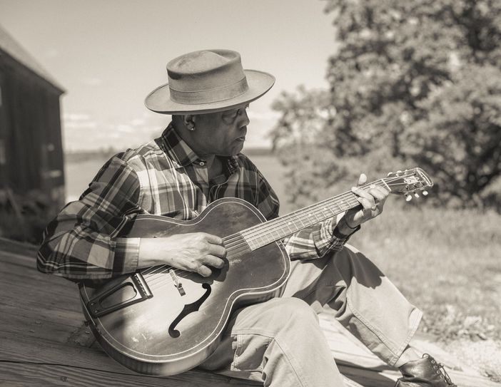 Foto des Musikers Eric Bibb mit Gitarre