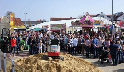 Mehr als 20 Ausstellende aus der Region präsentieren sich bei der Gewerbeschau im großen Zelt.