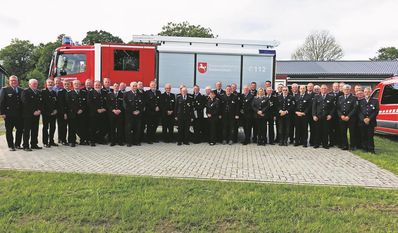 Voller Stolz präsentieren sich die ausgezeichneten Feuerwehrleute.