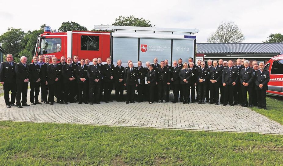 Voller Stolz präsentieren sich die ausgezeichneten Feuerwehrleute.