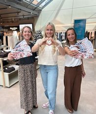 Die Mitarbeiterinnen vom Modehaus Schlüter freuen sich, mit den Kunden zu feiern.