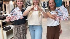 Die Mitarbeiterinnen vom Modehaus Schlüter freuen sich, mit den Kunden zu feiern.