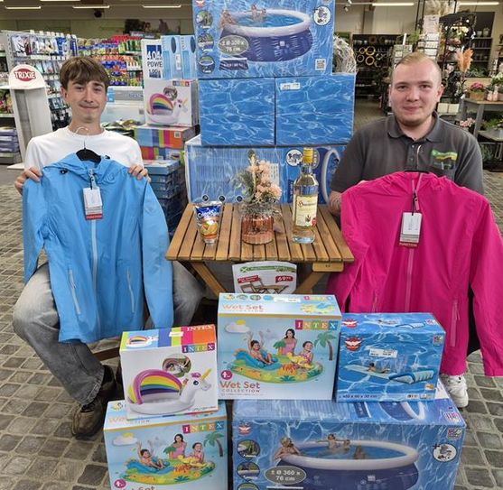 Viele Pools und Sommerjacken warten noch auf ihre neuen Besitzer – zu finden sind sie im Raiffeisenmarkt.
