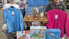Viele Pools und Sommerjacken warten noch auf ihre neuen Besitzer – zu finden sind sie im Raiffeisenmarkt.