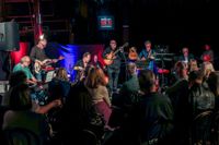 Foto aller Musiker, die bei der Session in der Music Hall mitspielen