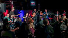 Foto aller Musiker, die bei der Session in der Music Hall mitspielen