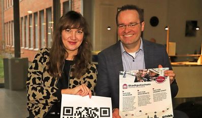 Carolin Novak vom Wirtschaftstreff und Nils Buhlert, Wirtschaftsförderer der Kreisstadt freuen sich auf die Bonus-Aktion.