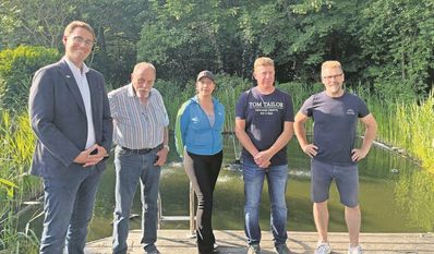 Mathias Hinck (re.) übergab den Tombola-Erlös und die Preise an Thorben Nerge (v. li.), Thomas Prokot, Jacueline Ruschke und Sven Möller.