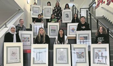Stolz präsentieren die Schüler:innen ihre Kunstwerke.