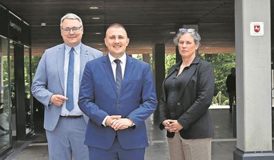 Landrat Marco Prietz, Dr. Christian Kornek und Dezernentin Imke Colshorn.