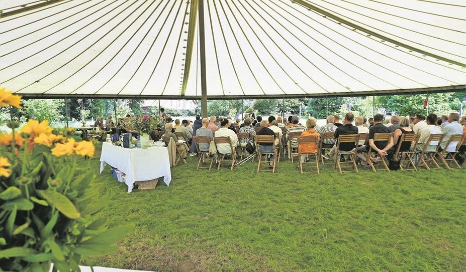 Raus aus den Kirchenmauern, hinaus in die Natur. Zum Gottesdienst im Zirkuszelt kamen 100 Besucher:innen in das beschauliche Ahe am Dreiländereck.