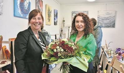 EIGENART-Impulsgeberin Anja Schlesselmann (li.) und Natalja Reimer freuen sich über eine erfolgreiche Vernissage.