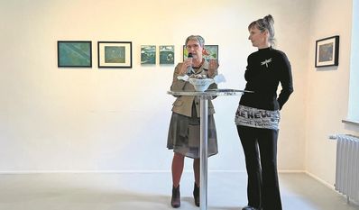 Ursula Bea-Kessler (links) und Kunst- und Kulturvermittlerin Kathrin lug eröffnen die Ausstellung.