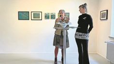 Ursula Bea-Kessler (links) und Kunst- und Kulturvermittlerin Kathrin lug eröffnen die Ausstellung.
