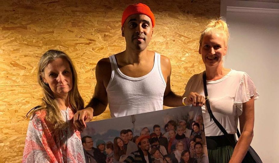 Katja Poppe, Patrice Bart-Williams und Friederike Dammann mit einem Poster-Motiv vom Hamburger Sunrise-Konzert 2013.