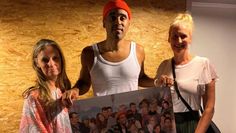 Katja Poppe, Patrice Bart-Williams und Friederike Dammann mit einem Poster-Motiv vom Hamburger Sunrise-Konzert 2013.