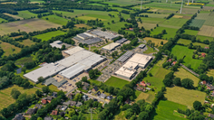 Inzwischen mit noch mehr Solaranlagen auf den Dächern: Der Meyerhoff-Einkaufspark in Buschhausen.
