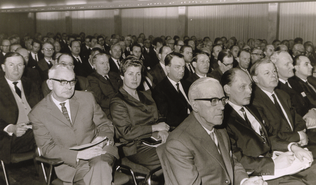 Allein unter Männern: Inge Küster bei einer Tagung in den 60er-Jahren.