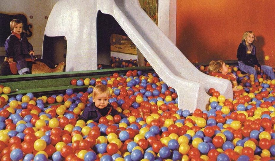 Alleinstellungsmerkmal seit den 70ern: Das Bällebad im Möbelhaus hat vielen jungen Besucher:innen die Einkaufstouren ihrer Eltern versüßt.
