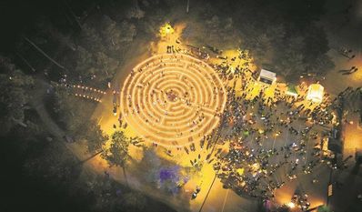 Die Besucher:innen können durch das Labyrinth aus Kerzen laufen.