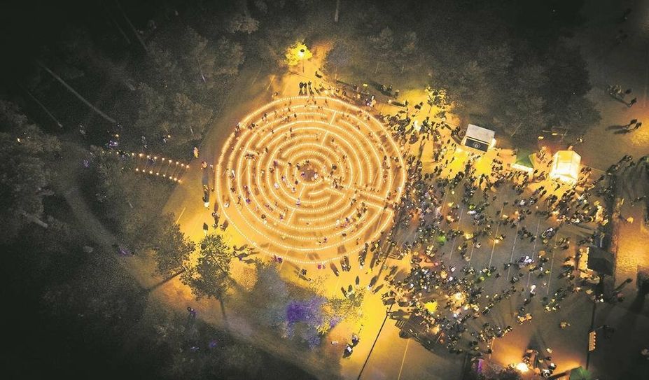 Die Besucher:innen können durch das Labyrinth aus Kerzen laufen.