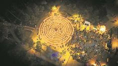Die Besucher:innen können durch das Labyrinth aus Kerzen laufen.