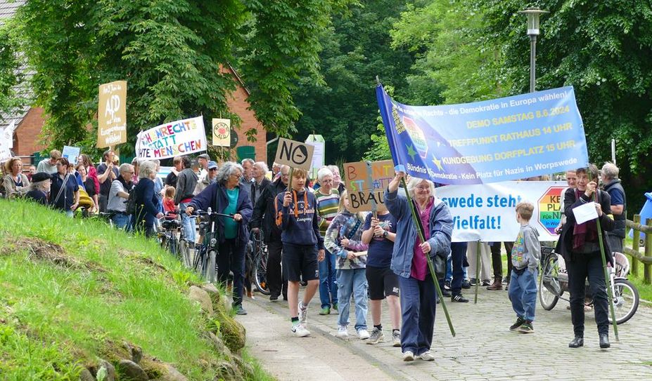 Worpswede (red). Das mittlerweile 81 Organisationen umfassende Bündnis „Für Demokratie - Kein Platz für Nazis in Worpswede!“ hielt einen Tag vor der Europawahl in der Gemeinde eine Kundgebung und Demonstration „gegen rechts“ ab. Aus Sicht der Organisatoren und Teilnehmenden soll die Veranstaltung ein voller Erfolg gewesen sein. Über 300 Menschen kamen zusammen. „Besonders erfreulich war, dass neben dem starken Block von „Omas gegen rechts“ auch viele Familien mit Kindern teilgenommen haben“, so die Veranstalter.
Neben der Hauptrednerin Dr. Helga Trüpel sprachen auch Vertreter der Initiativen für Demokratie aus Borgfeld und Osterholz-Scharmbeck, eine Schülerin vom neugegründeten Jugendforum Borgfeld und eine Vertreterin der „Omas gegen Rechts“. Der Wahlausgang am nächsten Tag habe auch bei den Organisatoren für betrübte Stimmung gesorgt. „Es sollte aber dazu motivieren, das Engagement aller Demokrat*innen verstärkt fortzusetzen in einem Kampf für den Erhalt und Ausbau einer v
