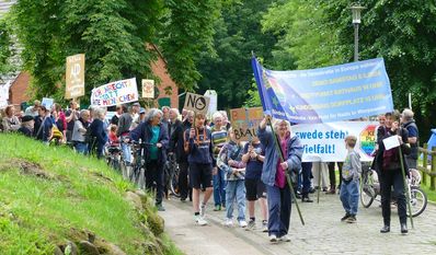 Worpswede (red). Das mittlerweile 81 Organisationen umfassende Bündnis „Für Demokratie - Kein Platz für Nazis in Worpswede!“ hielt einen Tag vor der Europawahl in der Gemeinde eine Kundgebung und Demonstration „gegen rechts“ ab. Aus Sicht der Organisatoren und Teilnehmenden soll die Veranstaltung ein voller Erfolg gewesen sein. Über 300 Menschen kamen zusammen. „Besonders erfreulich war, dass neben dem starken Block von „Omas gegen rechts“ auch viele Familien mit Kindern teilgenommen haben“, so die Veranstalter.
Neben der Hauptrednerin Dr. Helga Trüpel sprachen auch Vertreter der  Initiativen für Demokratie aus Borgfeld und Osterholz-Scharmbeck, eine Schülerin vom neugegründeten Jugendforum Borgfeld und eine Vertreterin der „Omas gegen Rechts“. Der Wahlausgang am nächsten Tag habe auch bei den Organisatoren für betrübte Stimmung gesorgt. „Es sollte aber dazu motivieren, das Engagement aller Demokrat*innen verstärkt fortzusetzen in einem Kampf für den Erhalt und Ausbau einer v