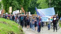 Worpswede (red). Das mittlerweile 81 Organisationen umfassende Bündnis „Für Demokratie - Kein Platz für Nazis in Worpswede!“ hielt einen Tag vor der Europawahl in der Gemeinde eine Kundgebung und Demonstration „gegen rechts“ ab. Aus Sicht der Organisatoren und Teilnehmenden soll die Veranstaltung ein voller Erfolg gewesen sein. Über 300 Menschen kamen zusammen. „Besonders erfreulich war, dass neben dem starken Block von „Omas gegen rechts“ auch viele Familien mit Kindern teilgenommen haben“, so die Veranstalter.
Neben der Hauptrednerin Dr. Helga Trüpel sprachen auch Vertreter der  Initiativen für Demokratie aus Borgfeld und Osterholz-Scharmbeck, eine Schülerin vom neugegründeten Jugendforum Borgfeld und eine Vertreterin der „Omas gegen Rechts“. Der Wahlausgang am nächsten Tag habe auch bei den Organisatoren für betrübte Stimmung gesorgt. „Es sollte aber dazu motivieren, das Engagement aller Demokrat*innen verstärkt fortzusetzen in einem Kampf für den Erhalt und Ausbau einer v