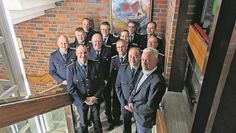 Die Feuerwehrmänner sind bereit, sich in ihren neuen Ämtern zu präsentieren.