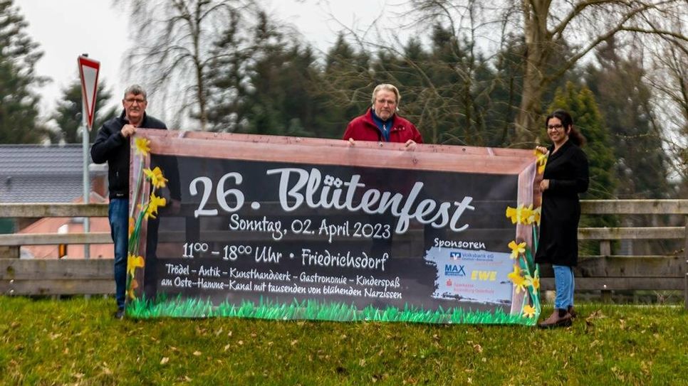 Die Vorstandsmitglieder Frank Tietjen (v. li.), Manfred Schnaars und Melanie Blank freuen sich nach dreijähriger Pause auf das 26. Blütenfest.