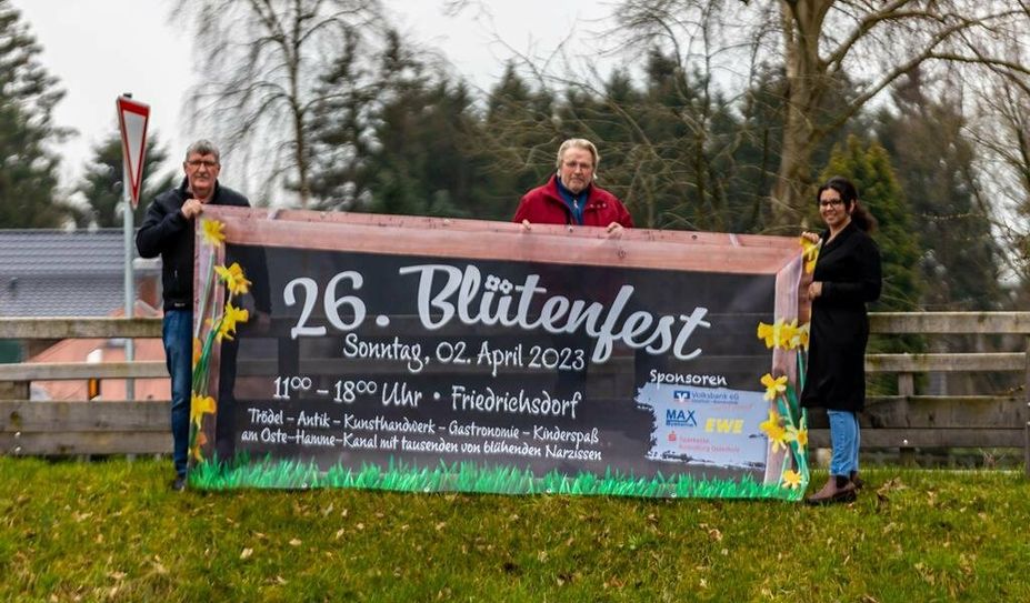 Die Vorstandsmitglieder Frank Tietjen (v. li.), Manfred Schnaars und Melanie Blank freuen sich nach dreijähriger Pause auf das 26. Blütenfest.