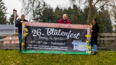 Die Vorstandsmitglieder Frank Tietjen (v. li.), Manfred Schnaars und Melanie Blank freuen sich nach dreijähriger Pause auf das 26. Blütenfest.