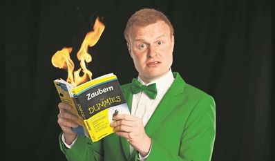 Tim Jantzen lehrt bei seinem Auftritt auch den Kindern das Zaubern.