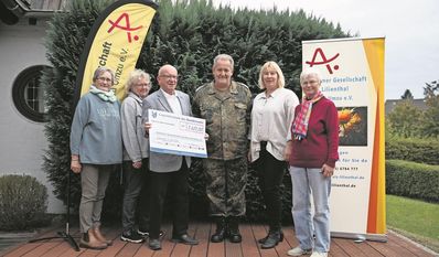 Gemeinsam mit den ehrenamtlichen Mitarbeitenden der Alzheimer-Gesellschaft freut sich Detlef Stormer (mit Scheck in der Hand) über die Unterstützung.