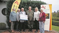 Gemeinsam mit den ehrenamtlichen Mitarbeitenden der Alzheimer-Gesellschaft freut sich Detlef Stormer (mit Scheck in der Hand) über die Unterstützung.