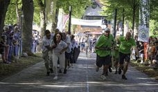 Ein besonderer Höhepunkt: das Torfkahn-Wettziehen. Hier treten Mannschaften gegeneinander an und ziehen historische Torfkähne mit vereinten Kräften über die Klinker der Lindenallee.