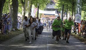 Ein besonderer Höhepunkt: das Torfkahn-Wettziehen. Hier treten Mannschaften gegeneinander an und ziehen historische Torfkähne mit vereinten Kräften über die Klinker der Lindenallee.